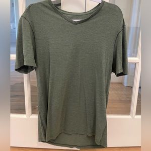 Men’s lululemon v neck tee - medium